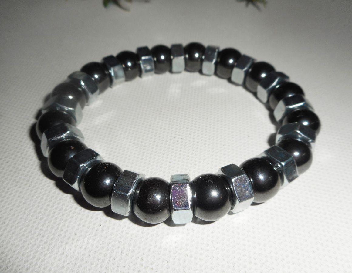 Bracelet en pierres d'hématite avec boulons en acier inoxydable