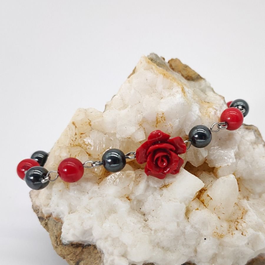 Bracelet en pierres d'hématite avec rose rouge