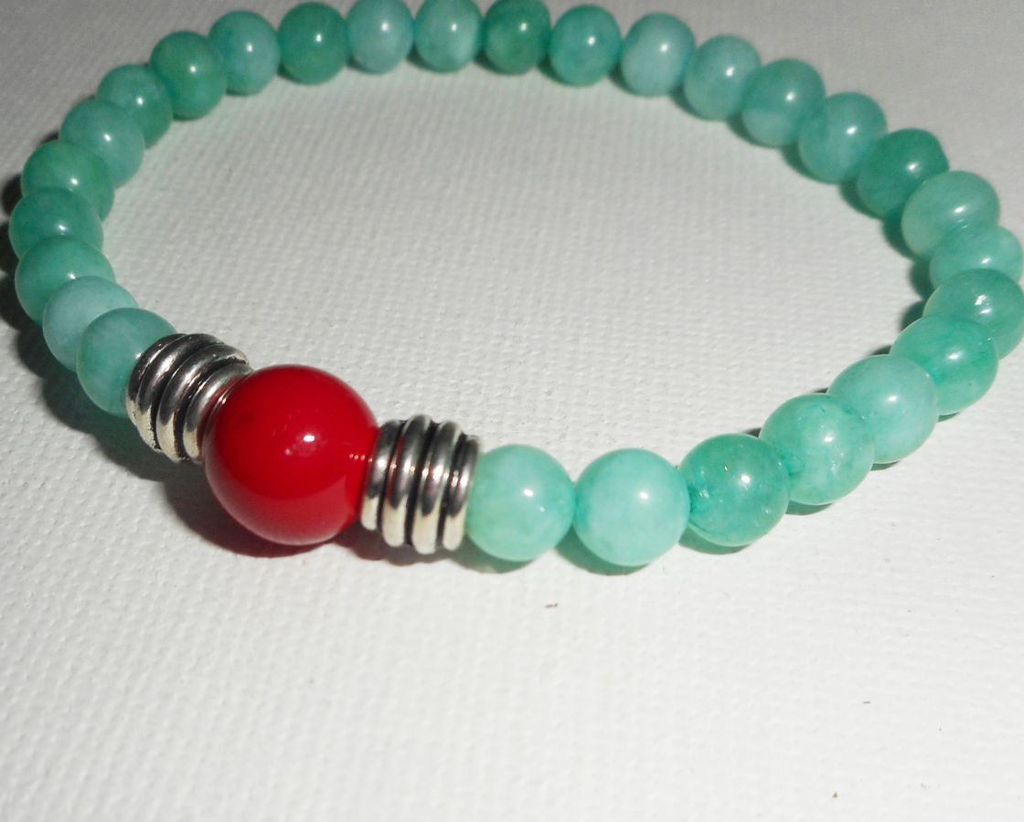 Bracelet en pierres de jade et gorgone rouge