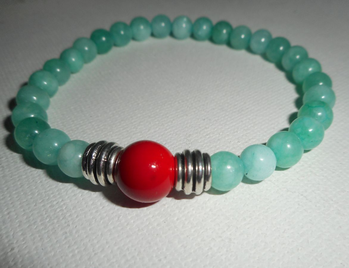 Bracelet en pierres de jade et gorgone rouge