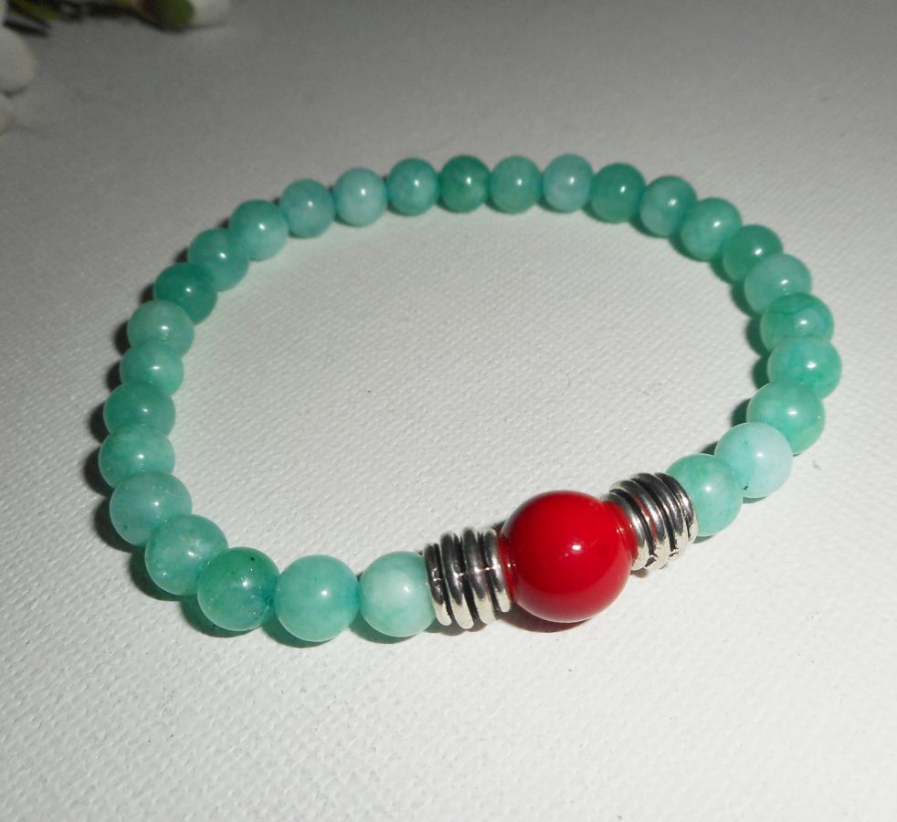 Bracelet en pierres de jade et gorgone rouge