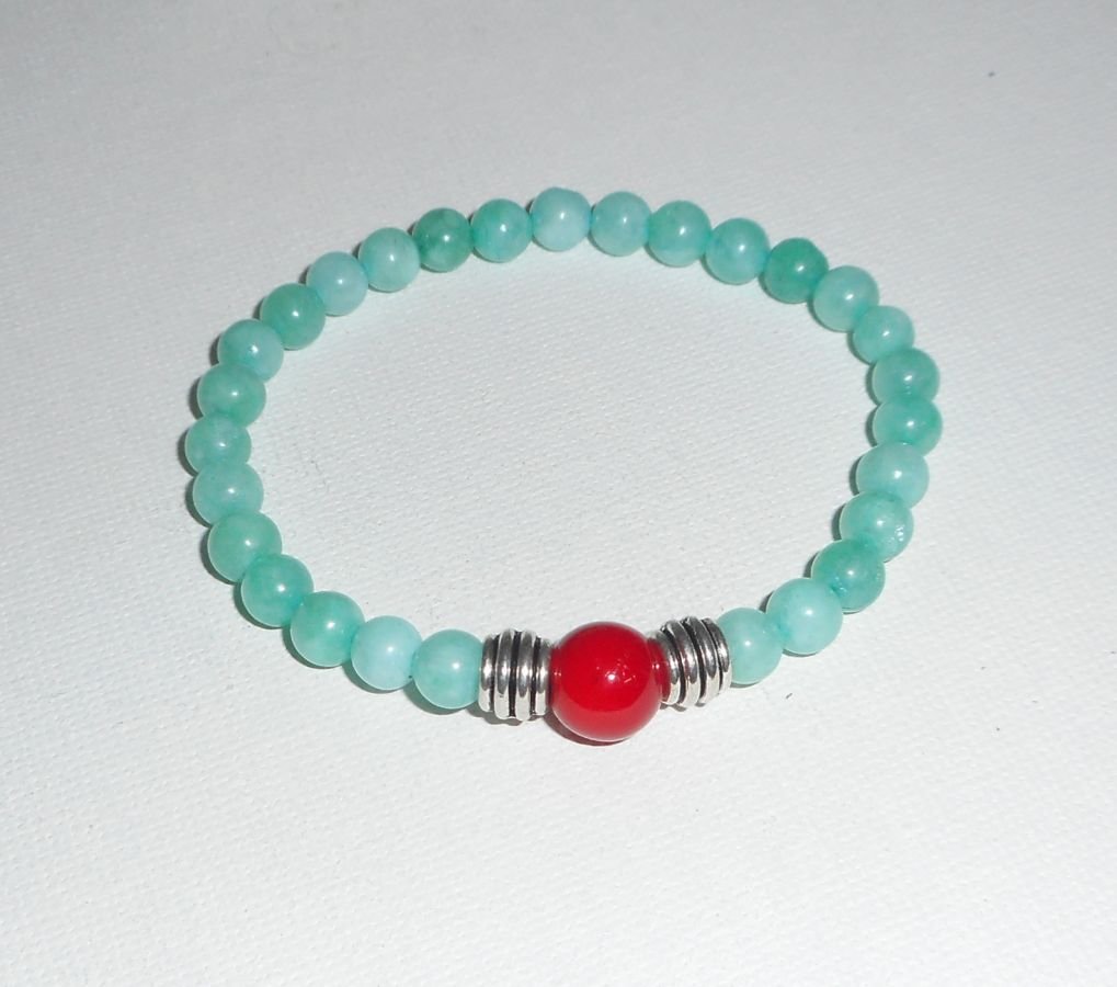 Bracelet en pierres de jade et gorgone rouge