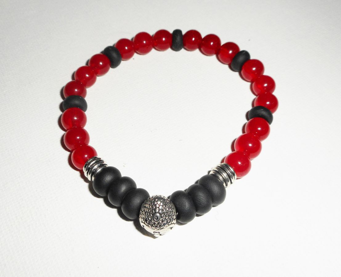 Bracelet en pierres de jade rouge et argile noir avec bouddha argent