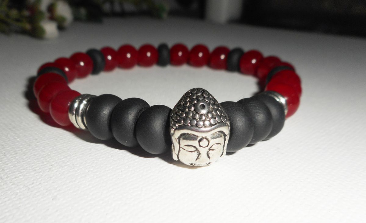 Bracelet en pierres de jade rouge et argile noir avec bouddha argent