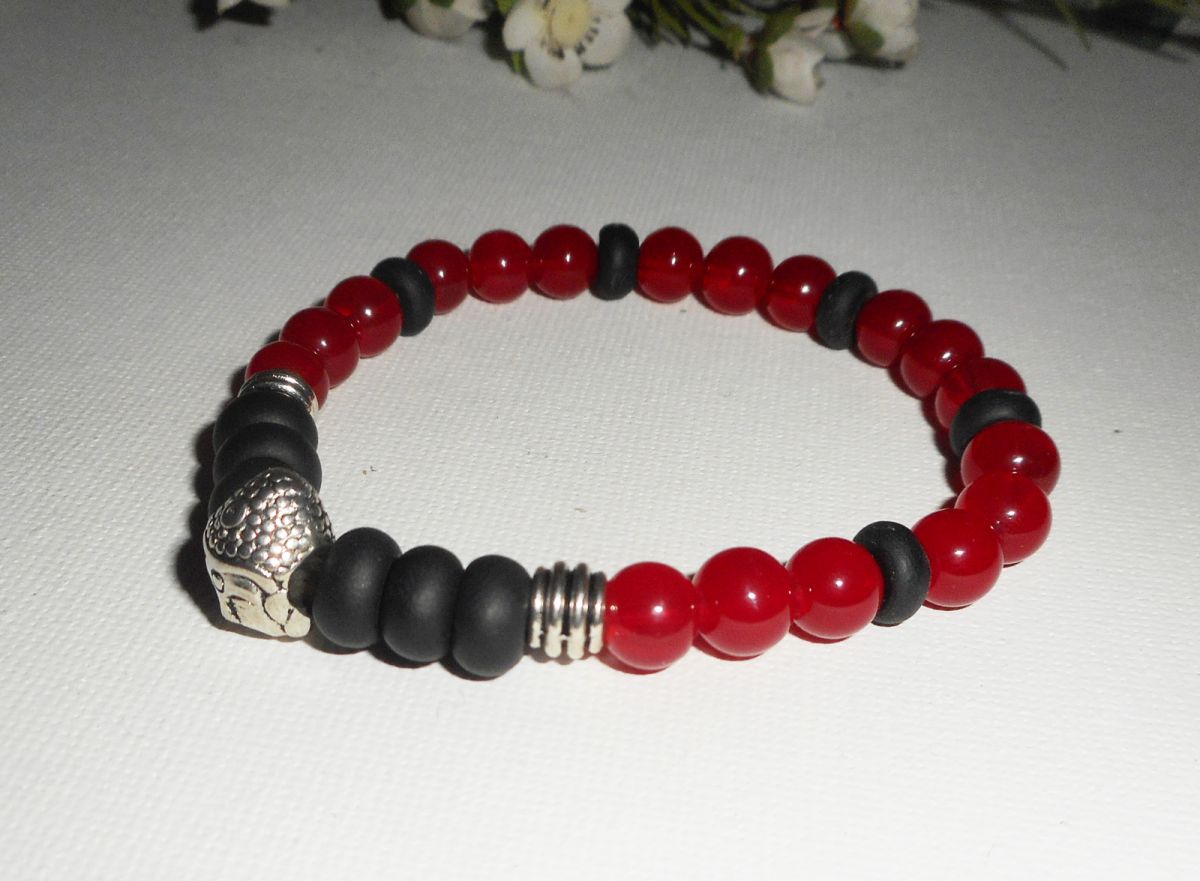 Bracelet en pierres de jade rouge et argile noir avec bouddha argent