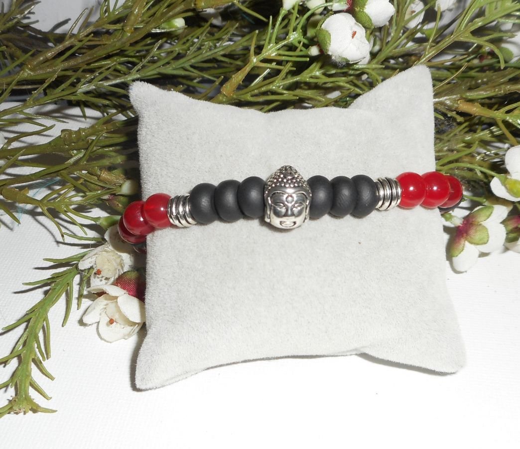 Bracelet en pierres de jade rouge et argile noir avec bouddha argent