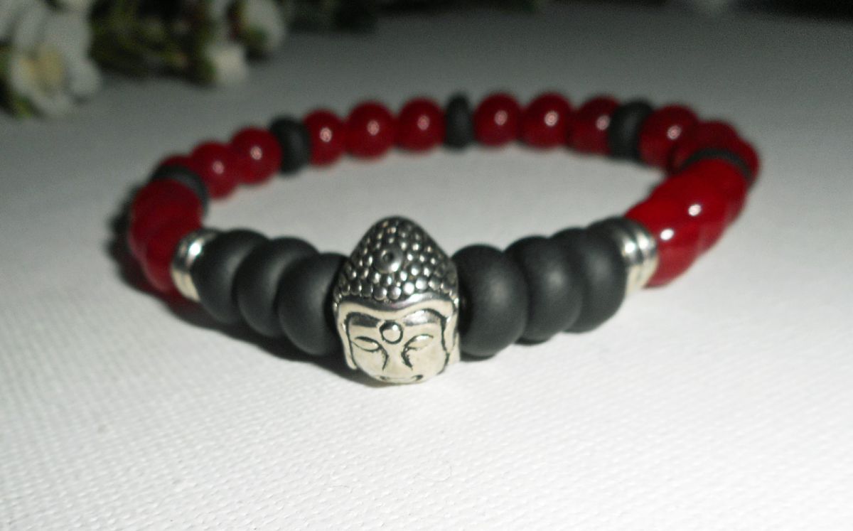 Bracelet en pierres de jade rouge et argile noir avec bouddha argent