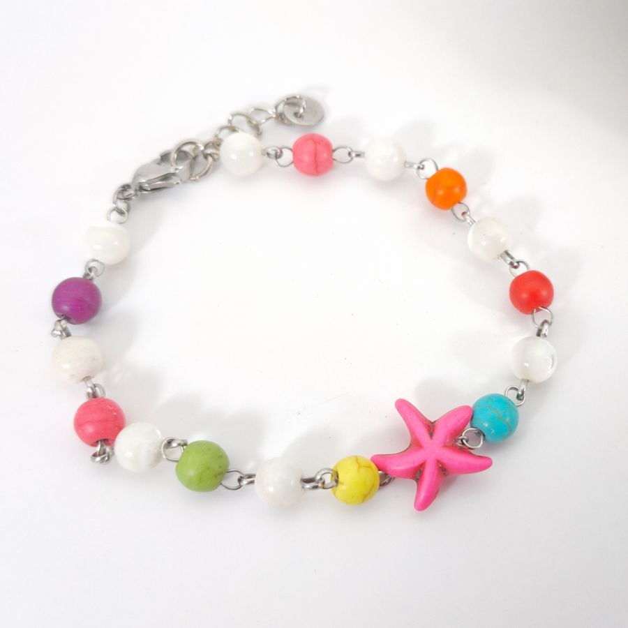 Bracelet en pierres multicolores avec étoile de mer rose