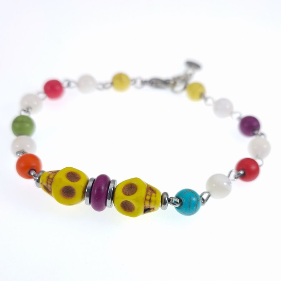 Bracelet en pierres multicolores avec tête de mort jaune