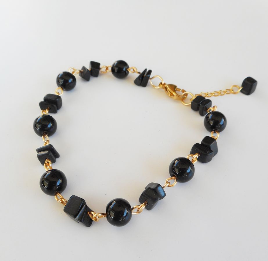 Bracelet en pierres d'onyx et acier doré