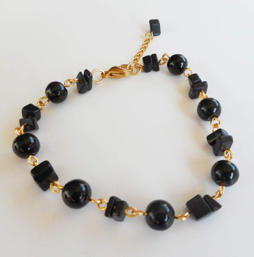 Bracelet en pierres d'onyx et acier doré