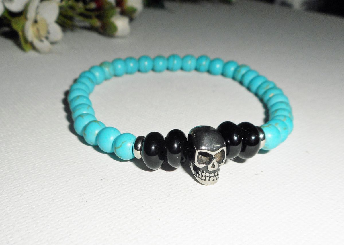 Bracelet en pierres d'onyx et turquoise avec tête de mort en acier inoxydable