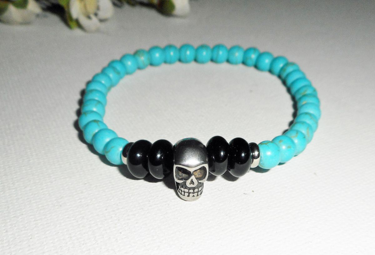 Bracelet en pierres d'onyx et turquoise avec tête de mort en acier inoxydable