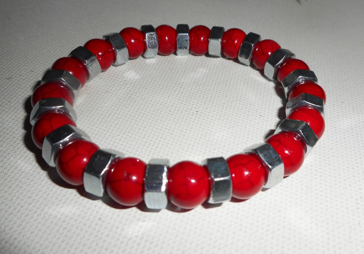 Bracelet en pierres rouges avec boulons en acier inoxydable