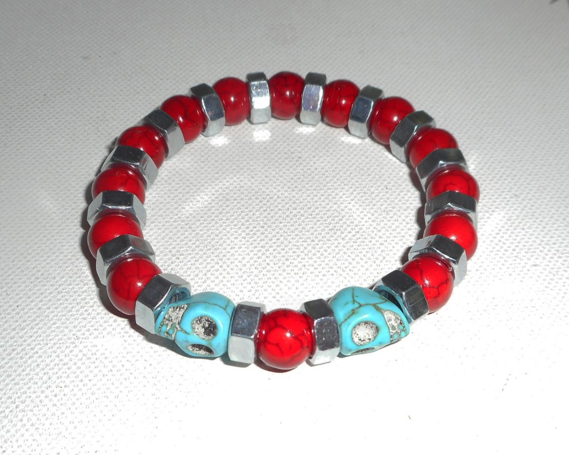 Bracelet en pierres de turquenite rouge et bleu avec tête de mort pour homme