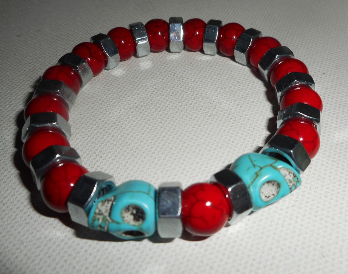 Bracelet en pierres de turquenite rouge et bleu avec tête de mort pour homme