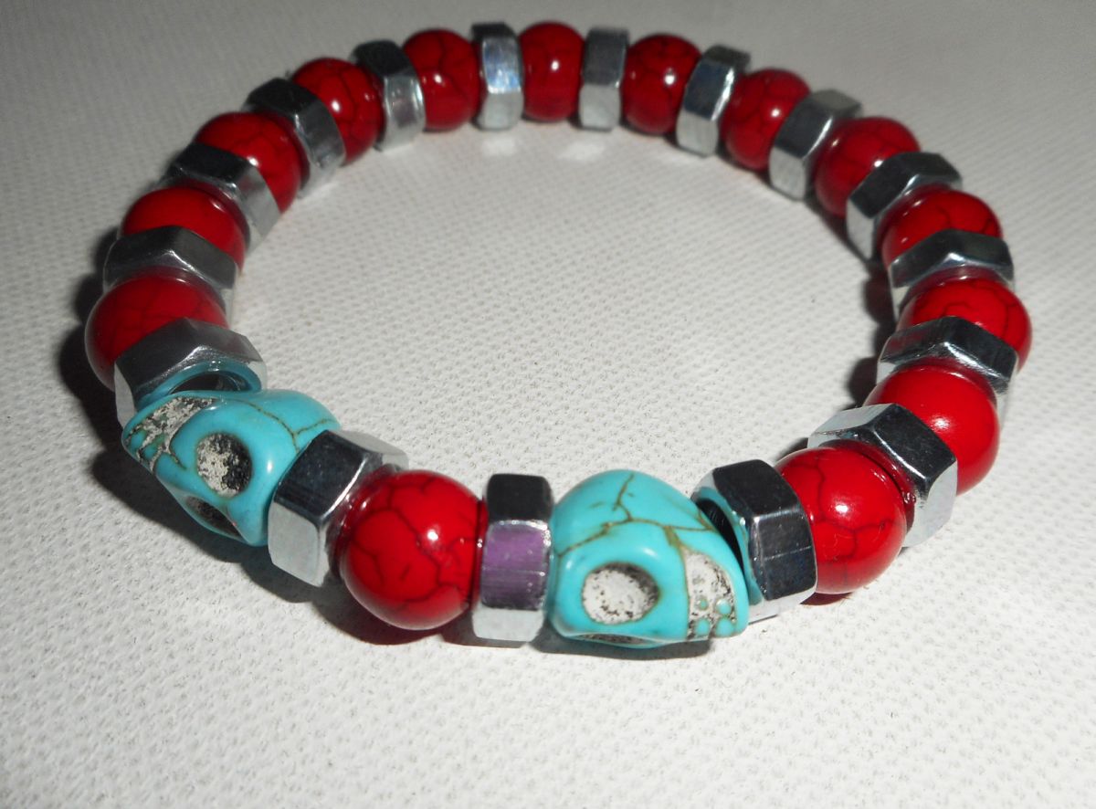 Bracelet en pierres de turquenite rouge et bleu avec tête de mort pour homme