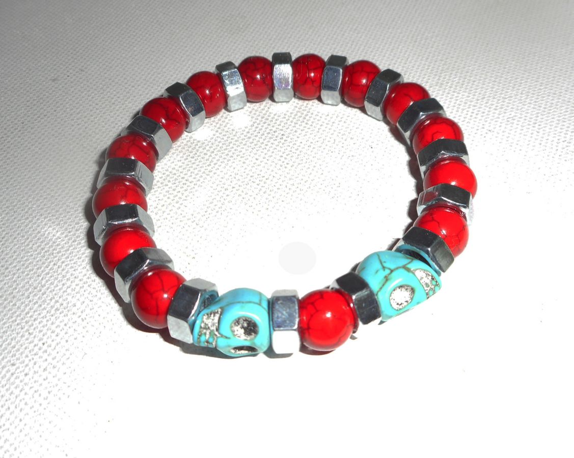 Bracelet en pierres de turquenite rouge et bleu avec tête de mort pour homme