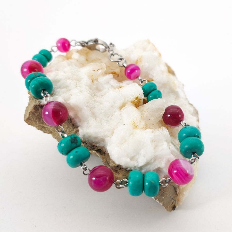 Bracelet en pierres de turquoise et agates rose fuchsia