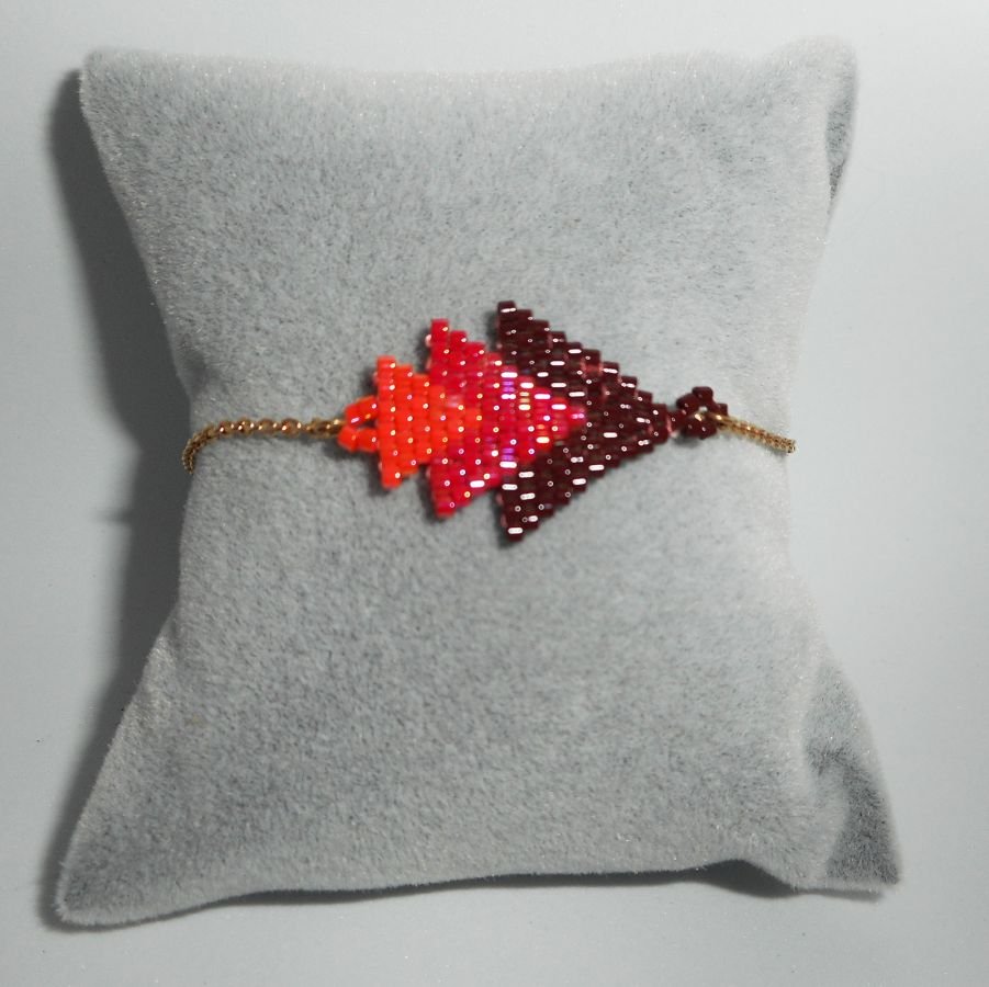 Bracelet triangle en perles de miuki rouge tissé sur chaine plaqué or
