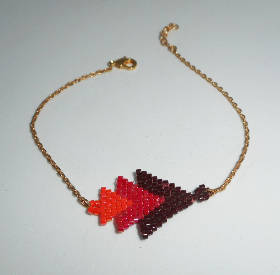 Bracelet triangle en perles de miuki rouge tissé sur chaine plaqué or