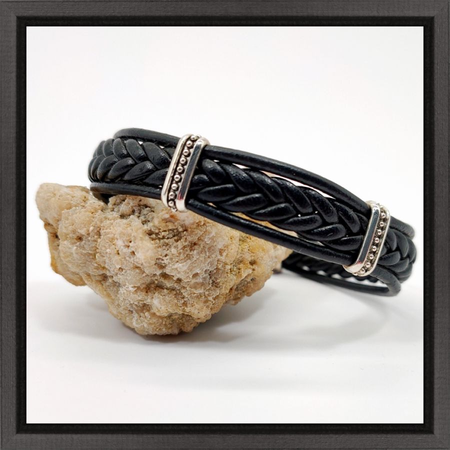 Bracelet tréssé sur cordon de cuir noir