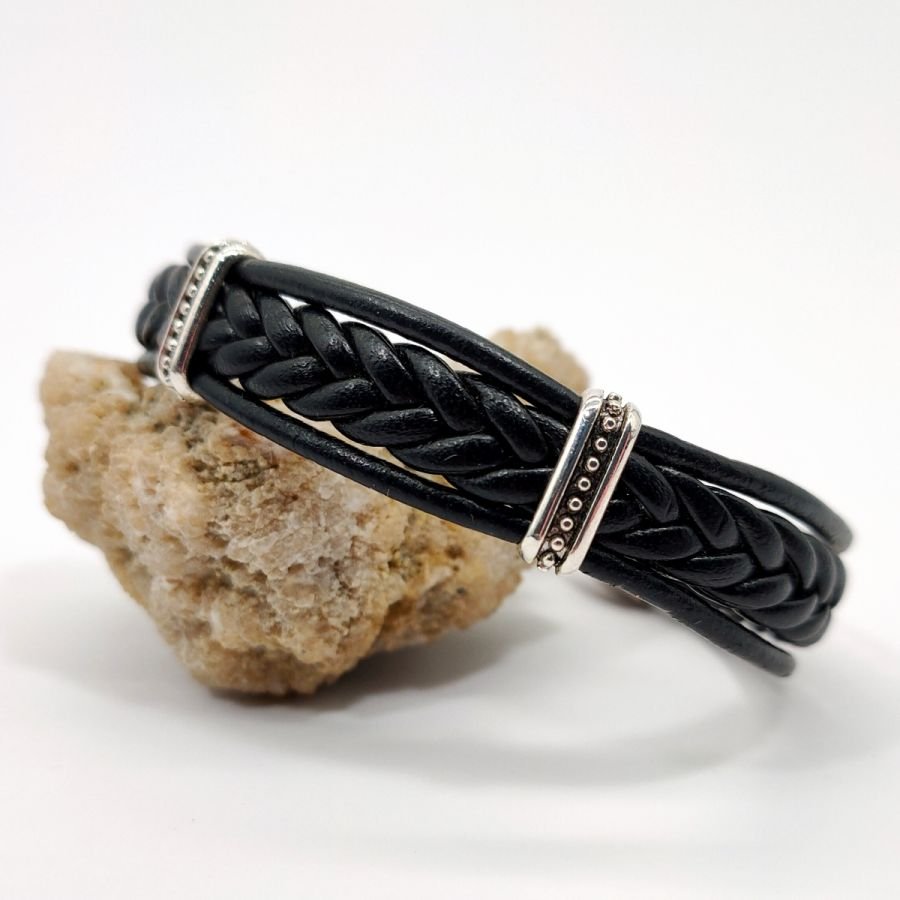 Bracelet tréssé sur cordon de cuir noir