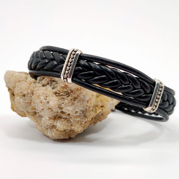 Bracelet tréssé sur cordon de cuir noir