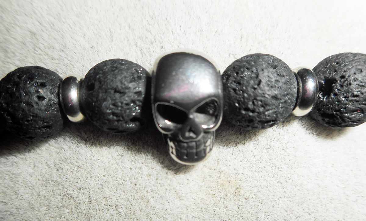 Bracelet tête de mort acier avec pierres en lave noir