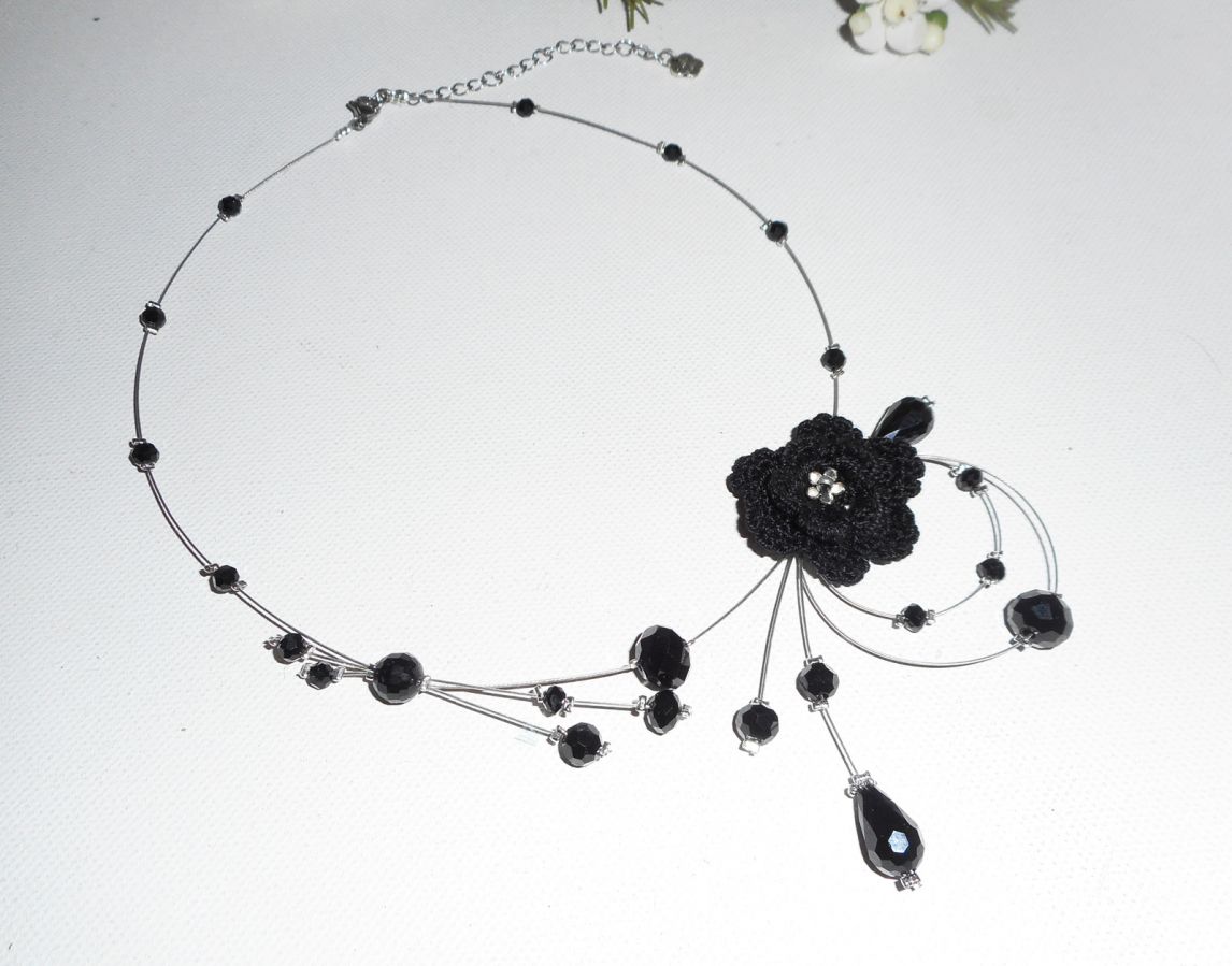 Collier aérien en cristal noir avec fleur crochetée sur fil cablé