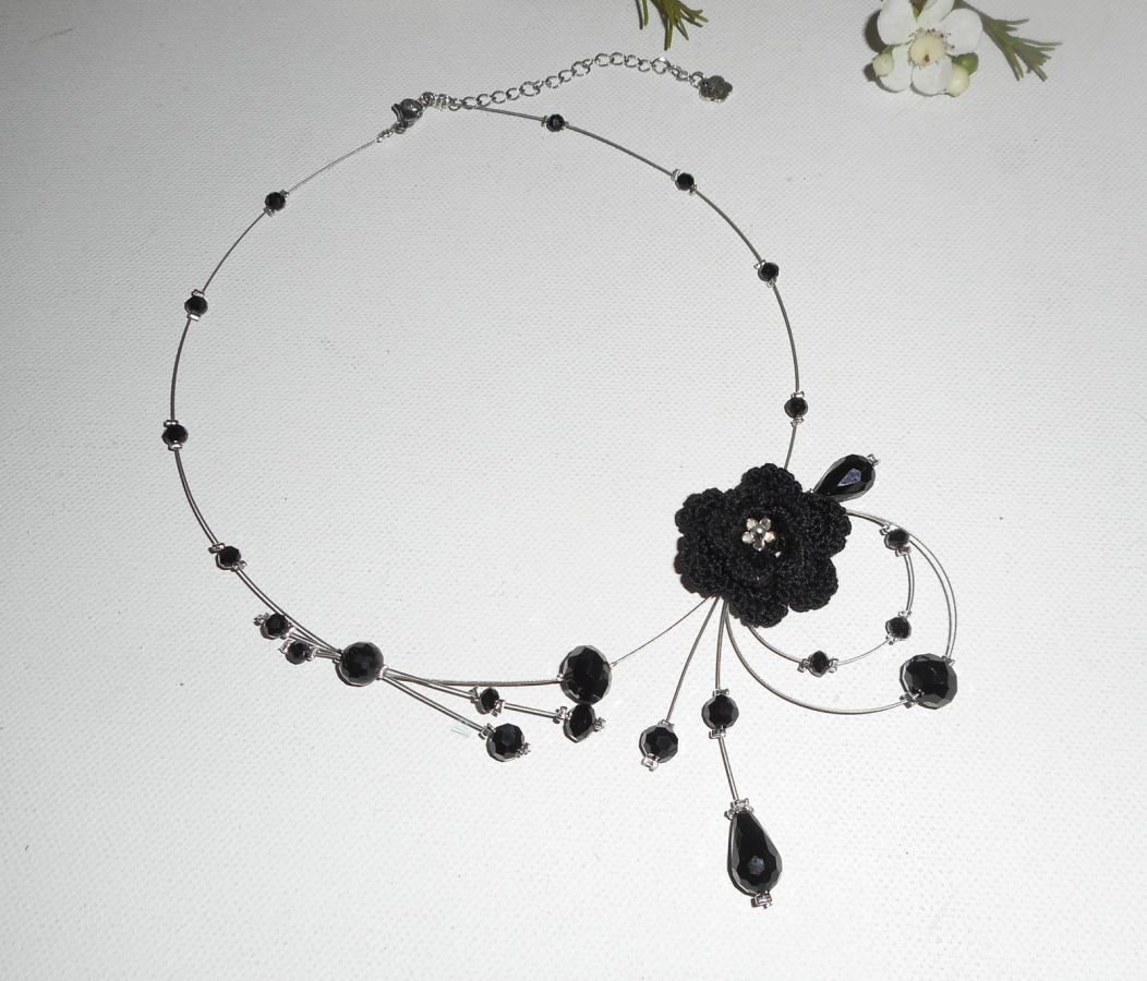 Collier aérien en cristal noir avec fleur crochetée sur fil cablé