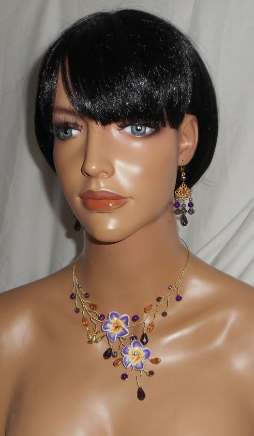 Collier aérien avec fleurs d'hibiscus et perles en cristal violet