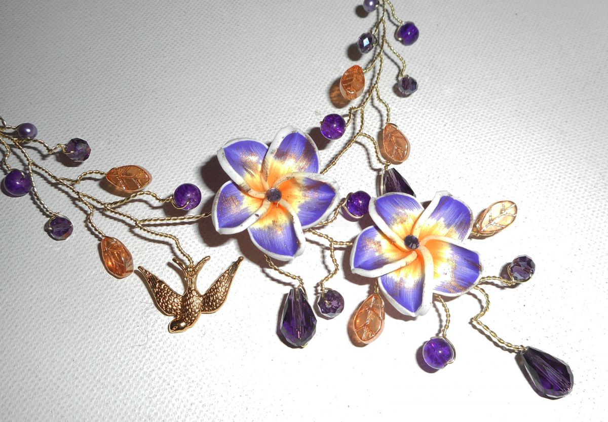 Collier aérien avec fleurs d'hibiscus et perles en cristal violet