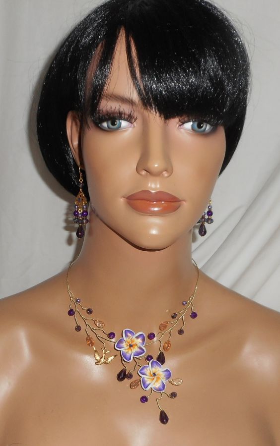 Collier aérien avec fleurs d'hibiscus et perles en cristal violet