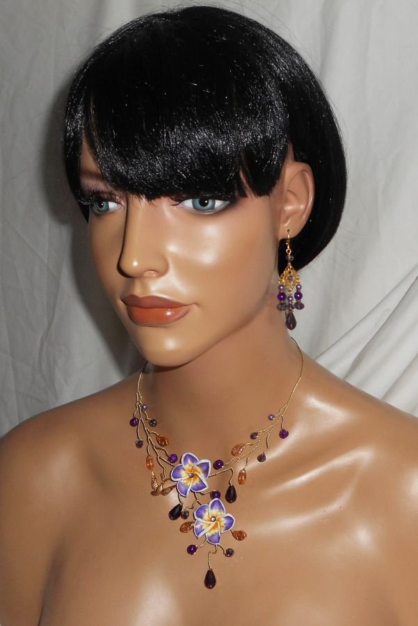 Collier aérien avec fleurs d'hibiscus et perles en cristal violet