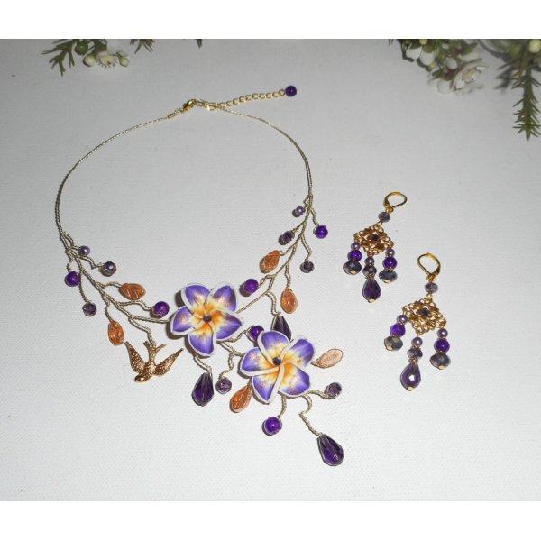 Collier aérien avec fleurs d'hibiscus et perles en cristal violet