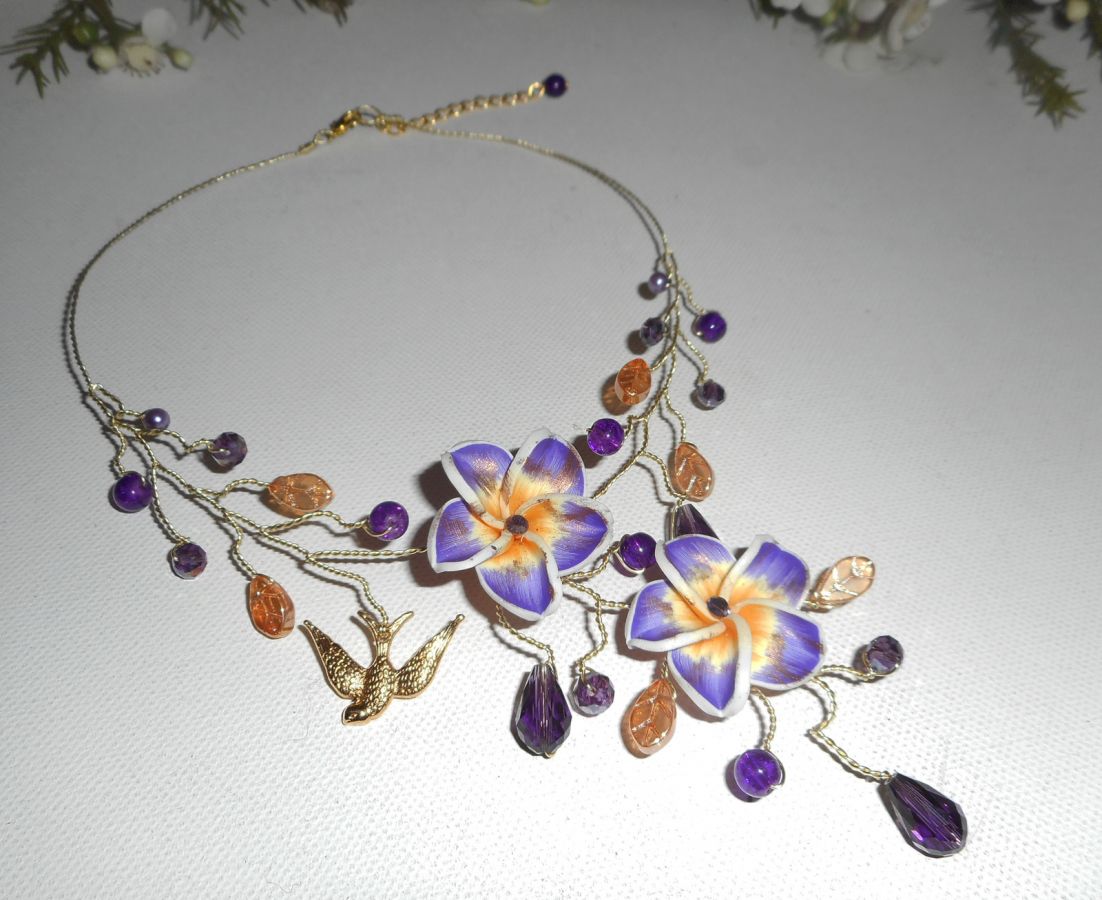 Collier aérien avec fleurs d'hibiscus et perles en cristal violet