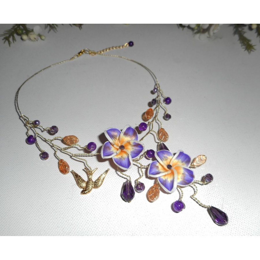 Collier aérien avec fleurs d'hibiscus et perles en cristal violet