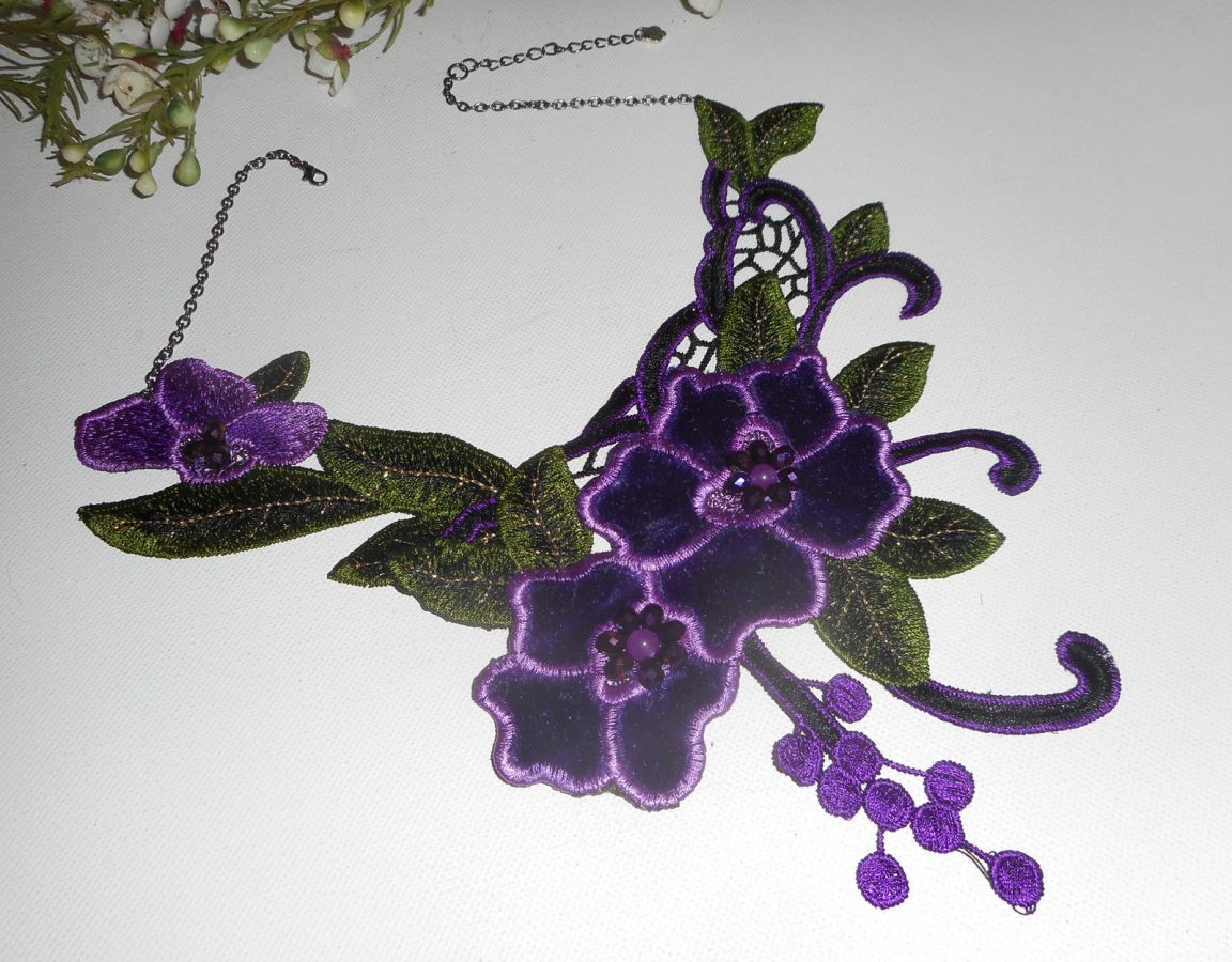 Collier broderie avec fleurs violettes  et perles en cristal
