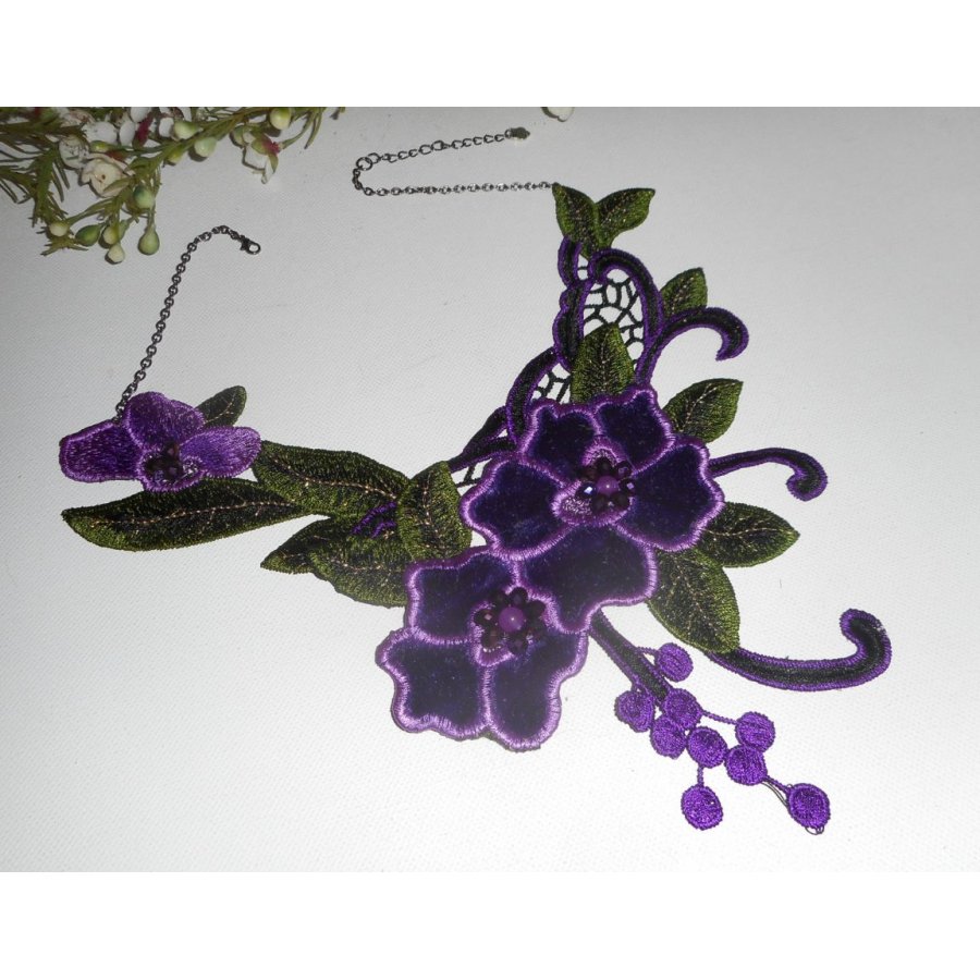 Collier broderie avec fleurs violettes  et perles en cristal