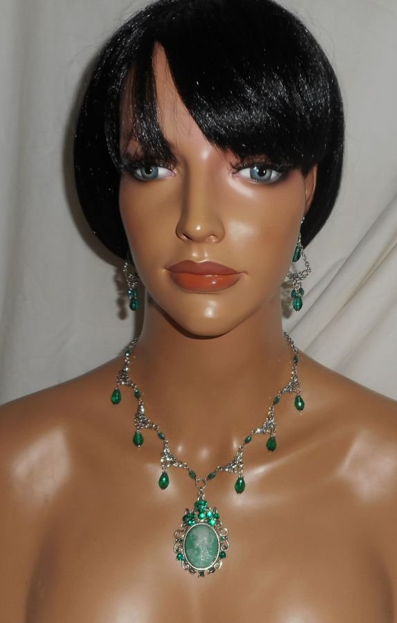 Collier camé vert avec perles de cristal sur chaine argent