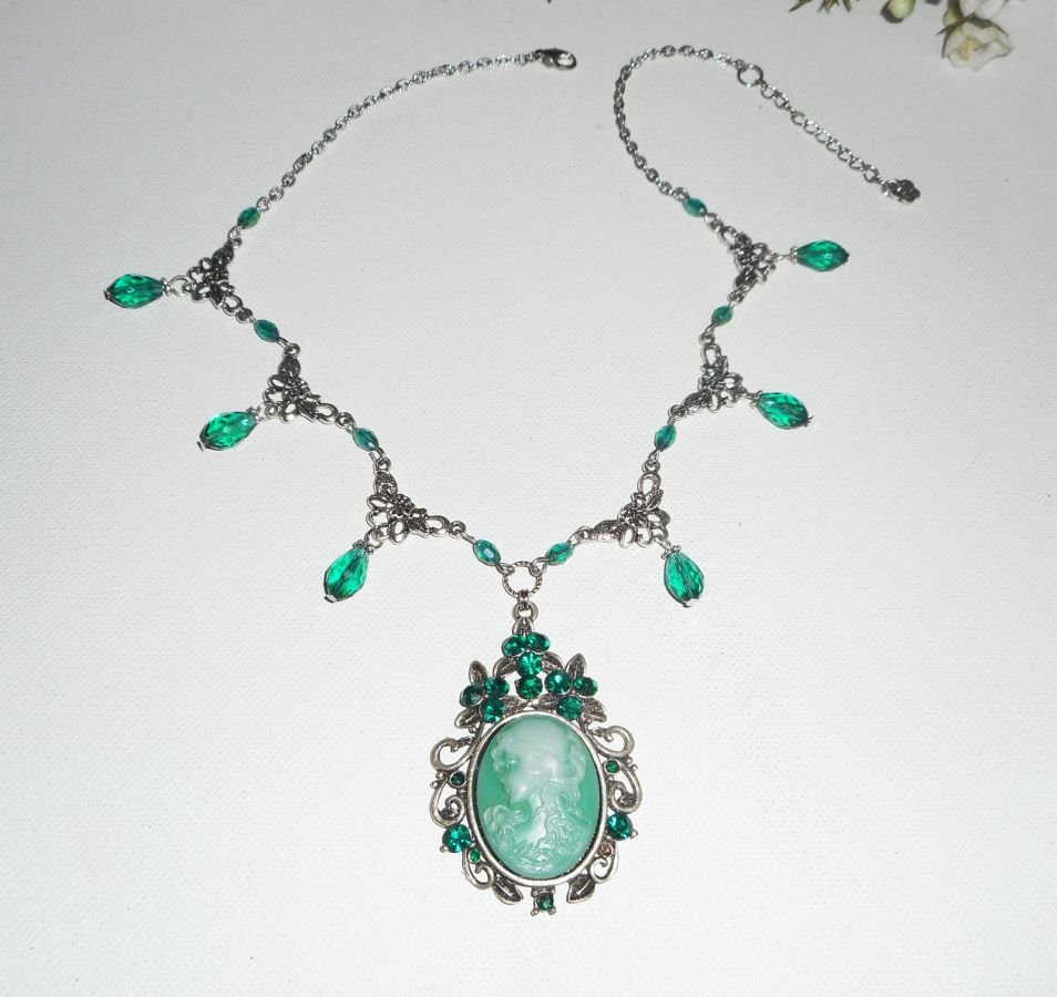 Collier camé vert avec perles de cristal sur chaine argent