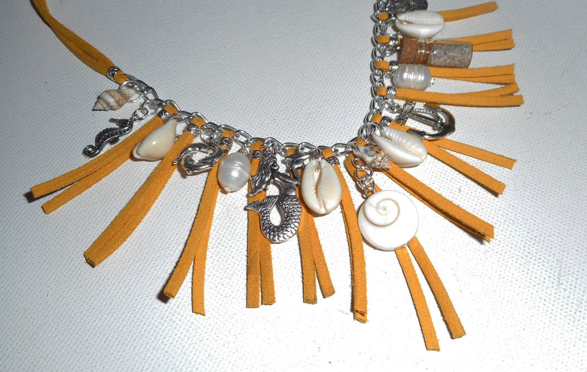 Collier coquillages avec pampilles argent sur cordon en daim jaune
