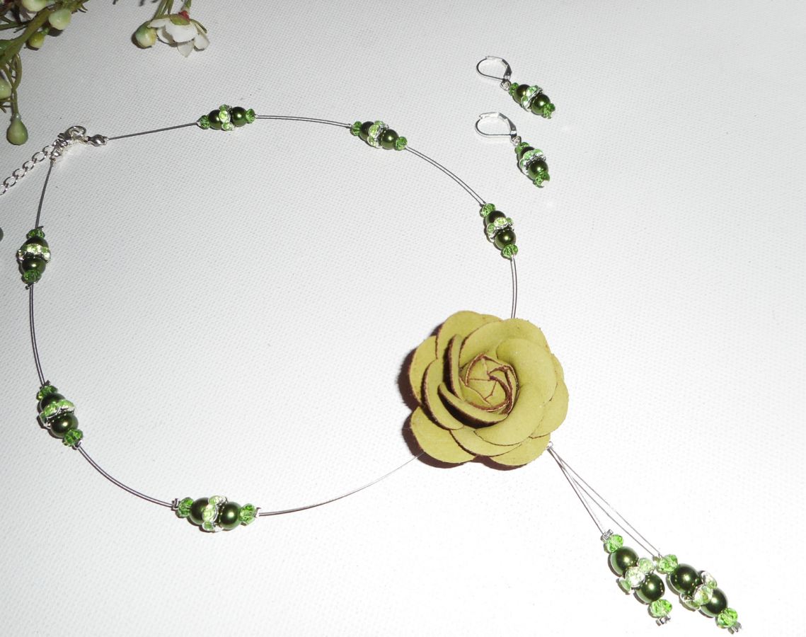 Parure Collier câblé cristal et perles de verre nacré vert avec rose en cuir