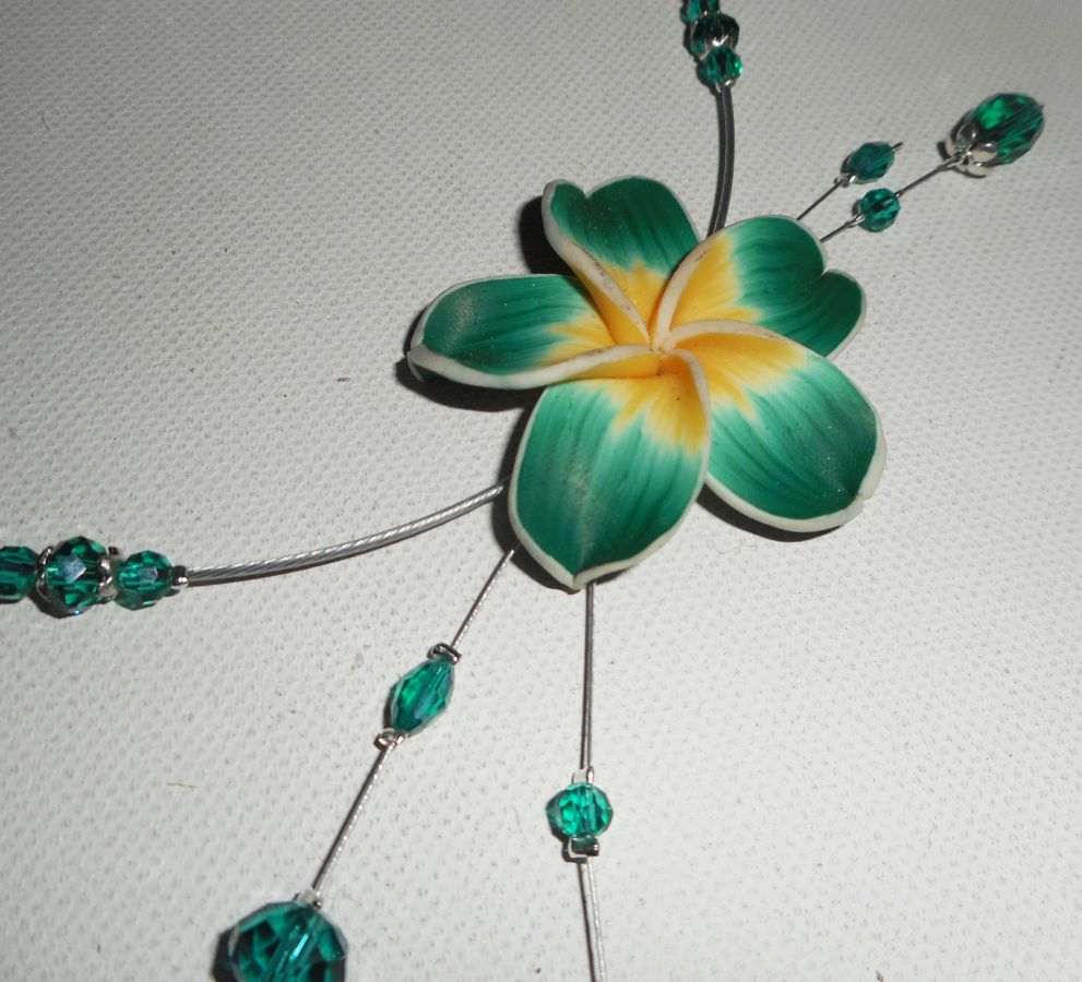 Collier câblé cristal vert avec fleur d'hibiscus en argile reserve