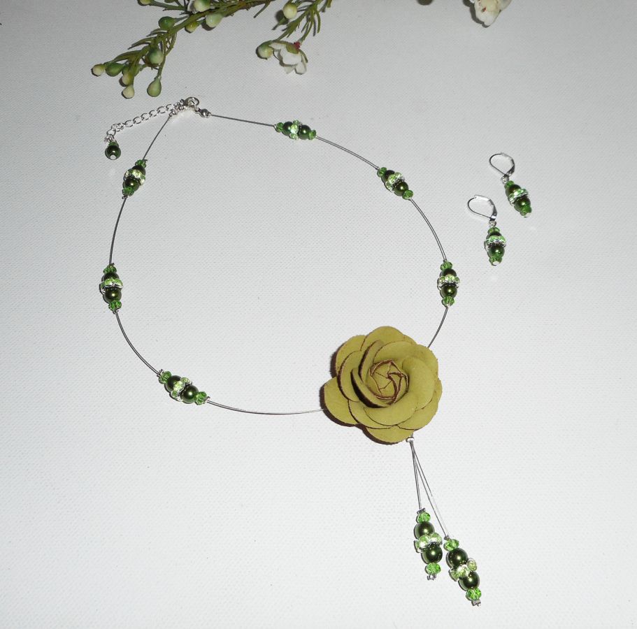 Collier câblé cristal et perles de verre nacré vert avec rose en cuir