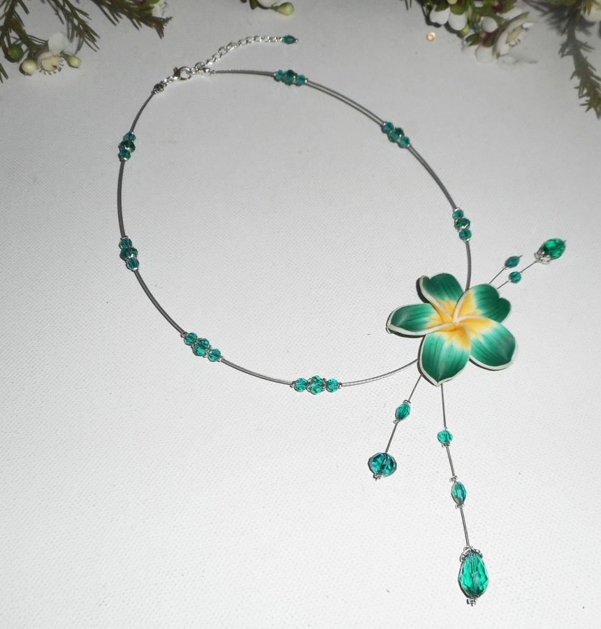 Collier câblé cristal vert avec fleur d'hibiscus en argile reserve