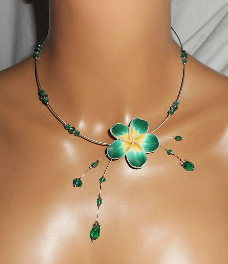 Collier câblé cristal vert avec fleur d'hibiscus en argile reserve