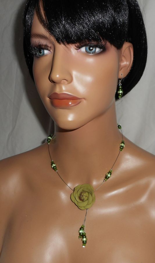 Parure Collier câblé cristal et perles de verre nacré vert avec rose en cuir