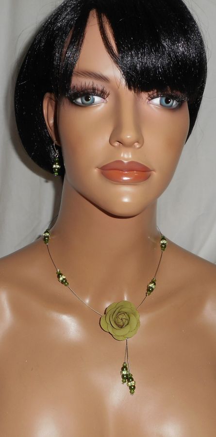 Collier câblé cristal et perles de verre nacré vert avec rose en cuir